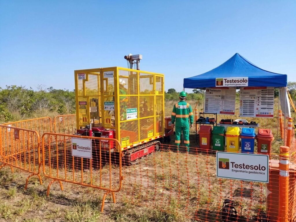 Execução de ensaio CPTu em campo — área sinalizada com equipamento e tenda Testesolo